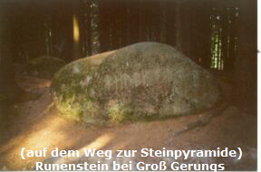 (auf dem Weg zur Steinpyramide)
Runenstein bei Gro� Gerungs