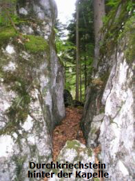 Durchkriechstein
hinter der Kapelle